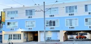 een blauw-wit gebouw met een parkeergarage bij The SeaScape Inn in San Francisco