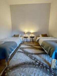 2 Betten in einem Zimmer mit 2 Tischen in der Unterkunft Przyszowa 441 in Przyszowa