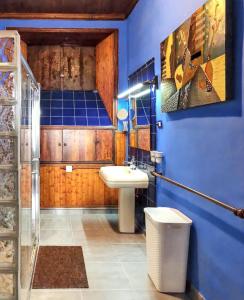 ein Badezimmer mit einem Waschbecken und einer blauen Wand in der Unterkunft Studio at Garachico 600 m away from the beach with city view and wifi in Garachico