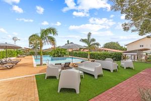 - une vue sur la piscine du complexe avec des chaises et des parasols dans l'établissement Malvales Resort, à Willemstad