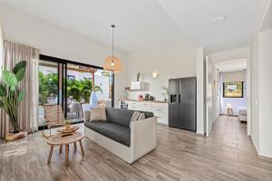 uma sala de estar com um sofá e uma cozinha em Malvales Resort em Willemstad