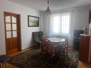 Pokoje u Danki في غدينيا: غرفة معيشة مع طاولة طعام وكراسي