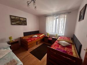 Pokoje u Danki في غدينيا: غرفة صغيرة بسريرين ونافذة