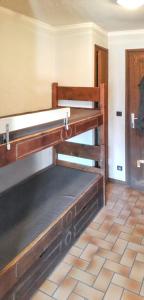 Двухъярусная кровать или двухъярусные кровати в номере Appartement d'une chambre a Saint Gervais les Bains a 100 m des pistes avec vue sur la ville piscine partagee et balcon