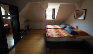 1 dormitorio con 1 cama con almohadas azules en Ferienwohnung Am Landesmuseum, en Halle an der Saale