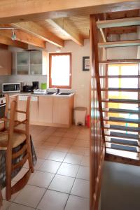 Virtuvė arba virtuvėlė apgyvendinimo įstaigoje Maison de 2 chambres avec balcon amenage et wifi a La Grave a 3 km des pistes