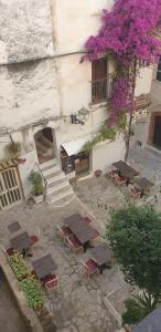 an overhead view of a building with tables and chairs at Casa fiabesca a Sperlonga in Sperlonga