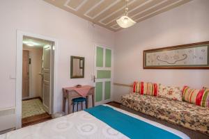 a living room with a couch and a table at Nar Adaevi in Bozcaada