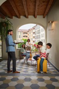 Hostia v ubytovaní REGO APARTMENTS - Boutique Aparthotel & Serenity Spa with some off-site apartments in the Heart of Bergamo City Center