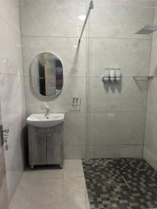 uma casa de banho com um lavatório e um espelho em Mabalel Lodge em Nelspruit
