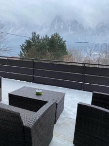 un tavolo e 2 sedie su un balcone con vista sulle montagne di Casa Skadi, Zamora,Busteni a Buşteni