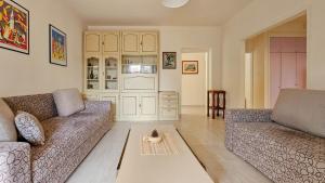 Sala de estar con 2 sofás y mesa de centro en Romana 1 en Novigrad Istria