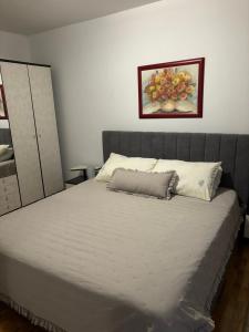 sypialnia z łóżkiem z laptopem w obiekcie Apartment Jasna B w mieście Omišalj