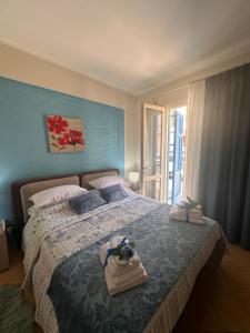 sypialnia z łóżkiem z torbą w obiekcie appartamento residence via giardini Acquamarina w mieście San Vito lo Capo
