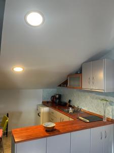 Kuchyň nebo kuchyňský kout v ubytování Attic family apartment