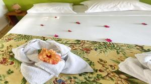 Bungalow d'une chambre avec vue sur la mer piscine partagee et terrasse a Marigot Vieux Habitants a 6 km de la plage tesisinde bir odada yatak veya yataklar