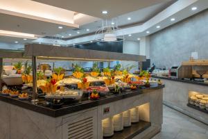 bufet w hotelu z jedzeniem na wystawie w obiekcie Ramada Resort by Wyndham Pamukkale Thermal w mieście Denizli