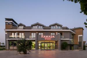 budynek z napisem "Ramada" w obiekcie Ramada Resort by Wyndham Pamukkale Thermal w mieście Denizli