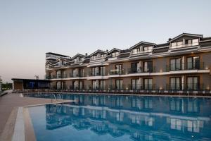 hotel z basenem przed budynkiem w obiekcie Ramada Resort by Wyndham Pamukkale Thermal w mieście Denizli