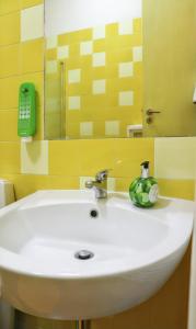 lavabo con pared verde y amarilla en 6 bedrooms house with wifi at Seia, en Faia
