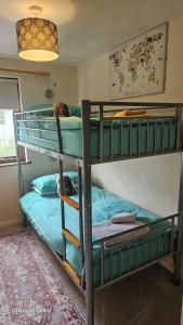 Tempat tidur susun dalam kamar di Howgill