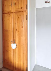 eine Holztür mit einem weißen Handtuch darauf in der Unterkunft Studio a Allos a 100 m des pistes avec balcon amenage in Allos