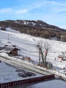 eine schneebedeckte Skipiste mit einem Skigebiet in der Unterkunft Studio a Allos a 100 m des pistes avec balcon amenage in Allos