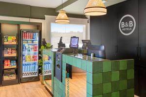 a soda shop with a green counter and a soda machine at B&B HOTEL Barcelona Granollers in Les Franqueses del Vallès
