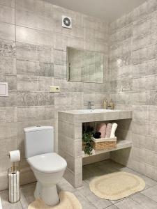 un bagno con un water e un lavandino di Центр Поруч Озеро та Парк 4 a Ternopilʼ