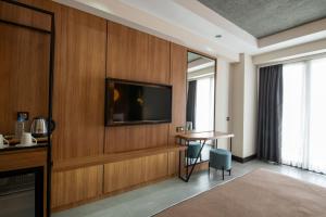 Pokój hotelowy ze stołem i telewizorem w obiekcie Ramada Resort by Wyndham Pamukkale Thermal w mieście Denizli