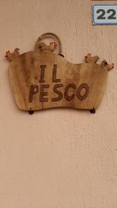 Una señal que dice "le pegaso" colgando de una pared. en Il Pesco, en Nus