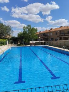 uma grande piscina com água azul em Casa con Jardín entre Toledo y Puy du Fou em Toledo