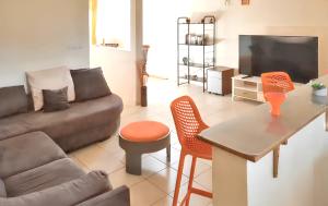 salon z kanapą, stołem i krzesłami w obiekcie Maison de 3 chambres avec terrasse amenagee et wifi a Port Louis w mieście Port-Louis
