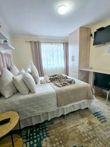 Un dormitorio con una cama grande y una ventana en Adante Lodge & Conferencing en Mthatha