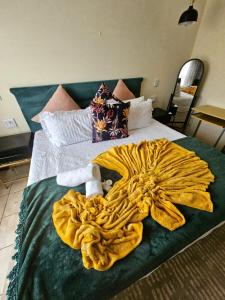 Una cama o camas en una habitación de Adante Lodge & Conferencing