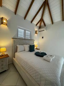 Een bed of bedden in een kamer bij El Mosquito Boutique Hotel Playa Bonita