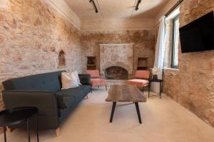 TV a/nebo společenská místnost v ubytování Phaedrus Living Olive Grove Luxury Villa