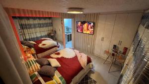 una piccola stanza con due letti e un divano di Gold House Oro a Quito