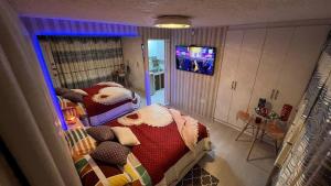 una stanza con due letti e una televisione di Gold House Oro a Quito