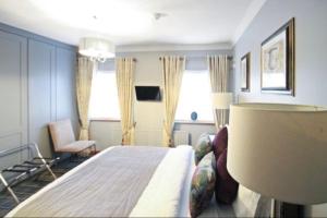 una camera con un letto e una sedia e una finestra di Almara House a Galway