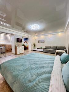 Μια τηλεόραση ή/και κέντρο ψυχαγωγίας στο Поруч Озеро та Парк Студія +2 φωτογραφίες