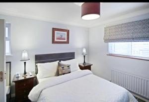 Säng eller sängar i ett rum på Almara House