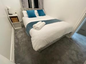 Posteľ alebo postele v izbe v ubytovaní Tooting Lodge London - Cosy 2 bedroom house with garden, 3 mins walk to tube station