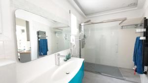 ein Badezimmer mit Waschbecken und Spiegel in der Unterkunft Palais Porte de France Apartment With Air conditionner in Antibes + 7 Fotos