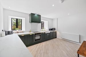 Η κουζίνα ή μικρή κουζίνα στο FLOUR MILL HOUSE at PITKERRO MILL, 4 double bedrooms, TVs, 3 en-suite, separate shower, wc, fully equipped kitchen, games room, large family lounge, private parking, WiFi, private garden and courtyard, long stay rates available through Honeycomb Hosts