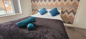מיטה או מיטות בחדר ב-7 Guest 4 Bedrooms CITY CENTRE lovely home in Loughborough City Centre
