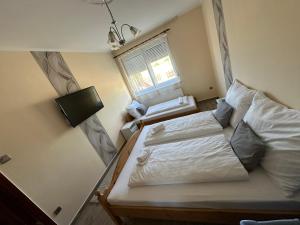 Posteľ alebo postele v izbe v ubytovaní Siófok apartman
