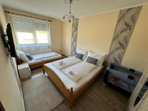 Posteľ alebo postele v izbe v ubytovaní Siófok apartman