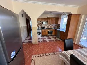 Kuchyňa alebo kuchynka v ubytovaní Siófok apartman