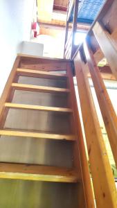 um conjunto de escadas de madeira num quarto em Studio a Aiguilles a 5 km des pistes em Aiguilles